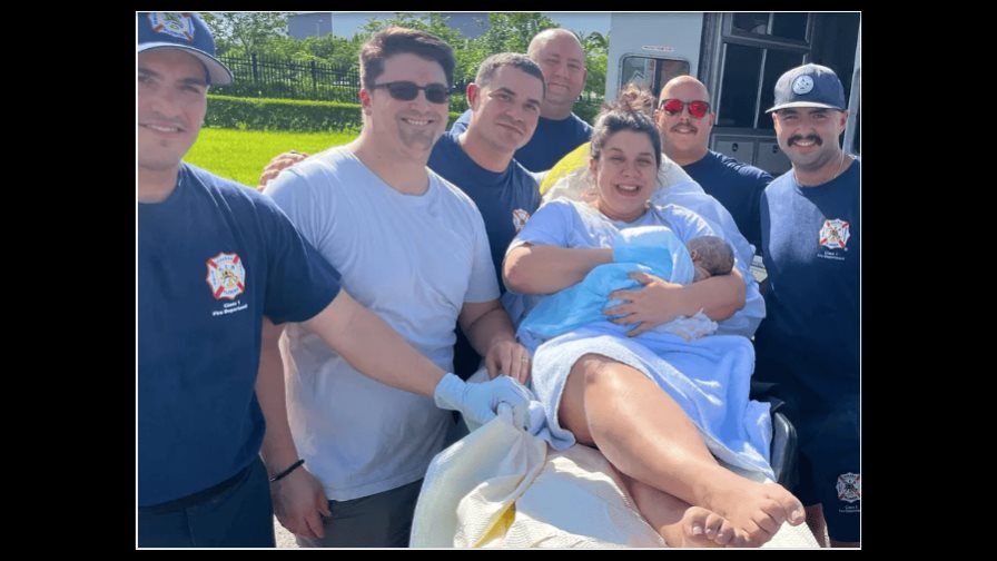 Bomberos ayudan a dar a luz a una mujer en Hialeah, Florida