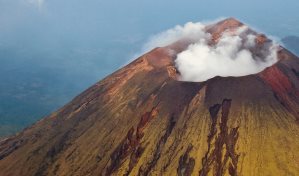 Nicaragua: volcán San Cristóbal expulsa gases y cenizas
