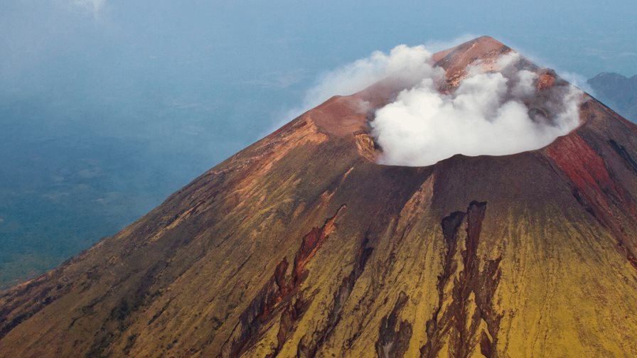 Nicaragua: volcán San Cristóbal expulsa gases y cenizas