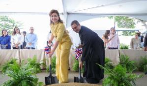 Raquel Peña encabeza primer picazo para construcción de parroquia en Santiago