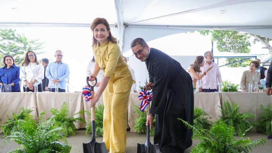 Raquel Peña encabeza primer picazo para construcción de parroquia en Santiago