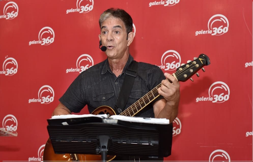 Claudio Cohén interpretó varias canciones a la patria.