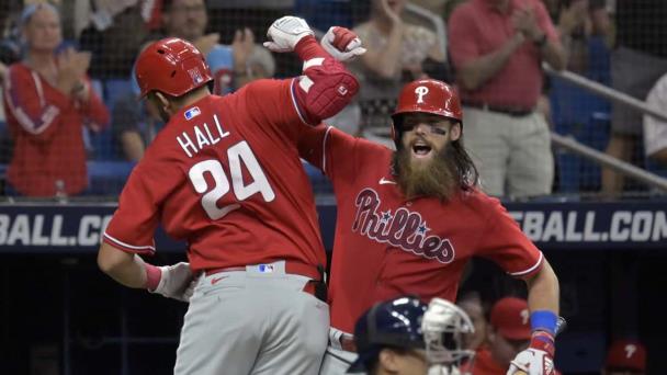 Filis completan la barrida al superar en la 11ma a los Rays