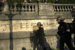 Macron pide calma tras varios días de disturbios en Francia Macron pide calma tras varios días de disturbios en Francia