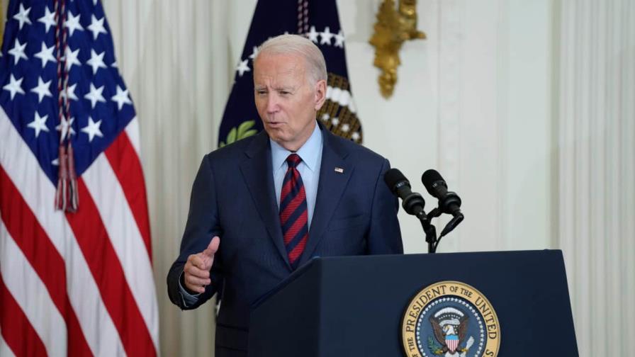 Biden dice que la decisión de mandar bombas de racimo a Ucrania fue difícil