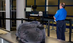 Arrestan a tres empleados federales por robar a pasajeros en el aeropuerto de Miami