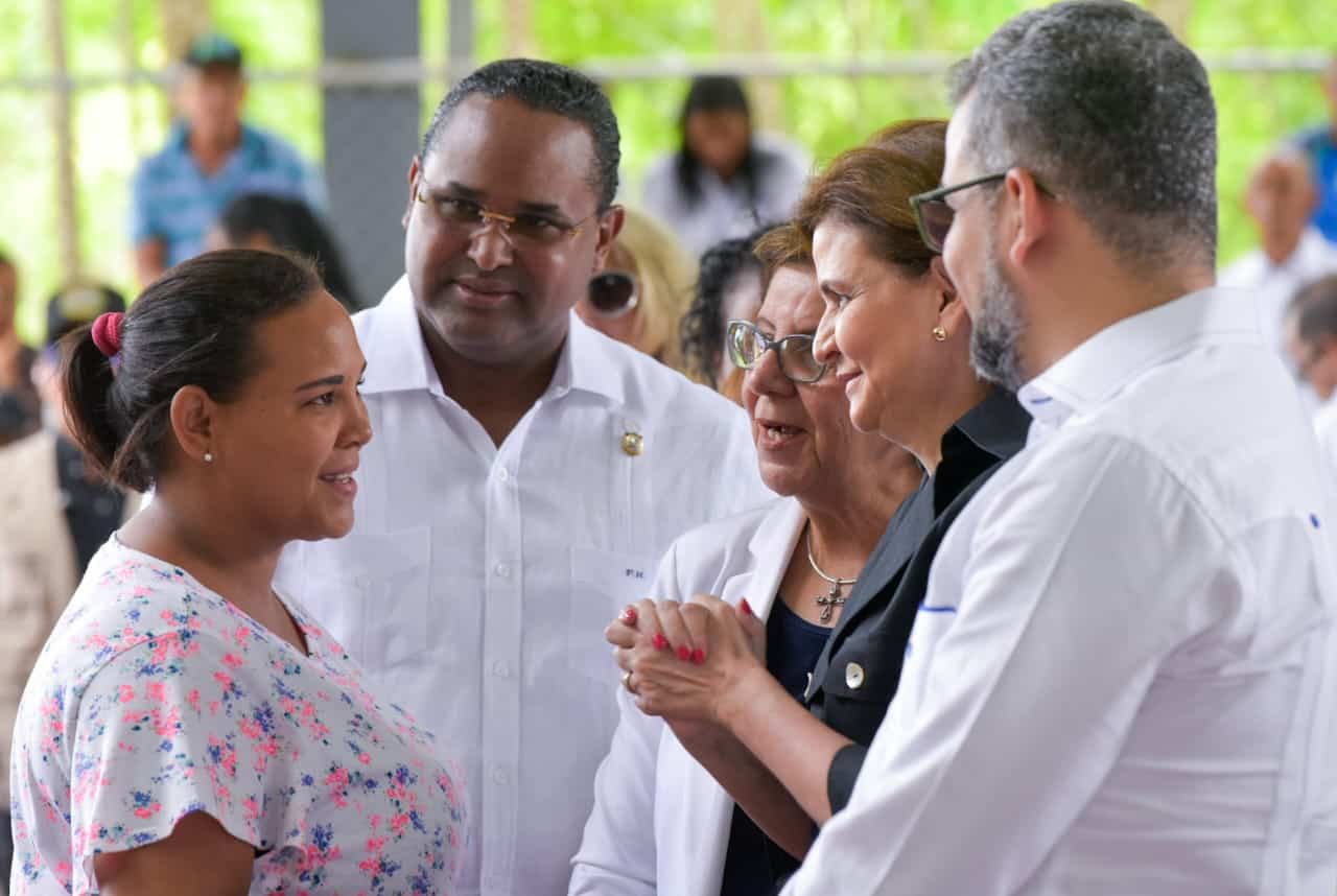 Autoridades en el lanzamiento. 