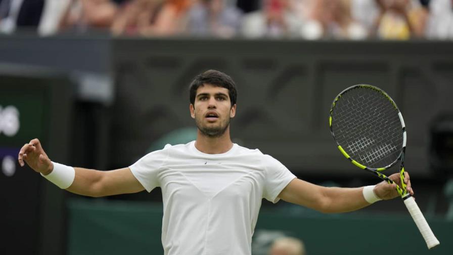Alcaraz deja atrás a Jarry y sigue con vida en un lluvioso Wimbledon