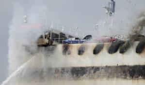 Sigue el combate a incendio en buque tras muerte de dos bomberos en Nueva Jersey