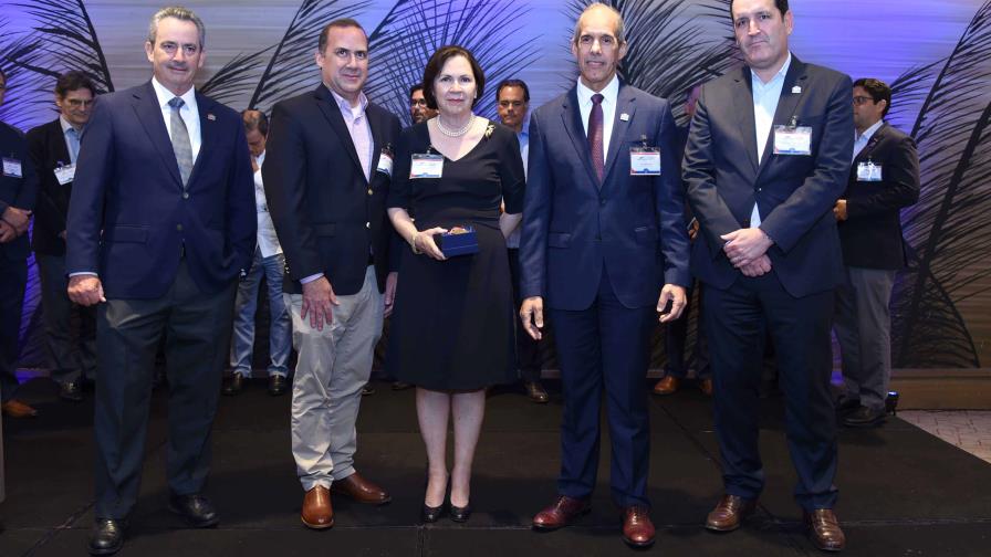Empresa Reid & Compañía es reconocida por la Cámara Americana de Comercio Empresa Reid & Compañía es reconocida por la Cámara Americana de Comercio