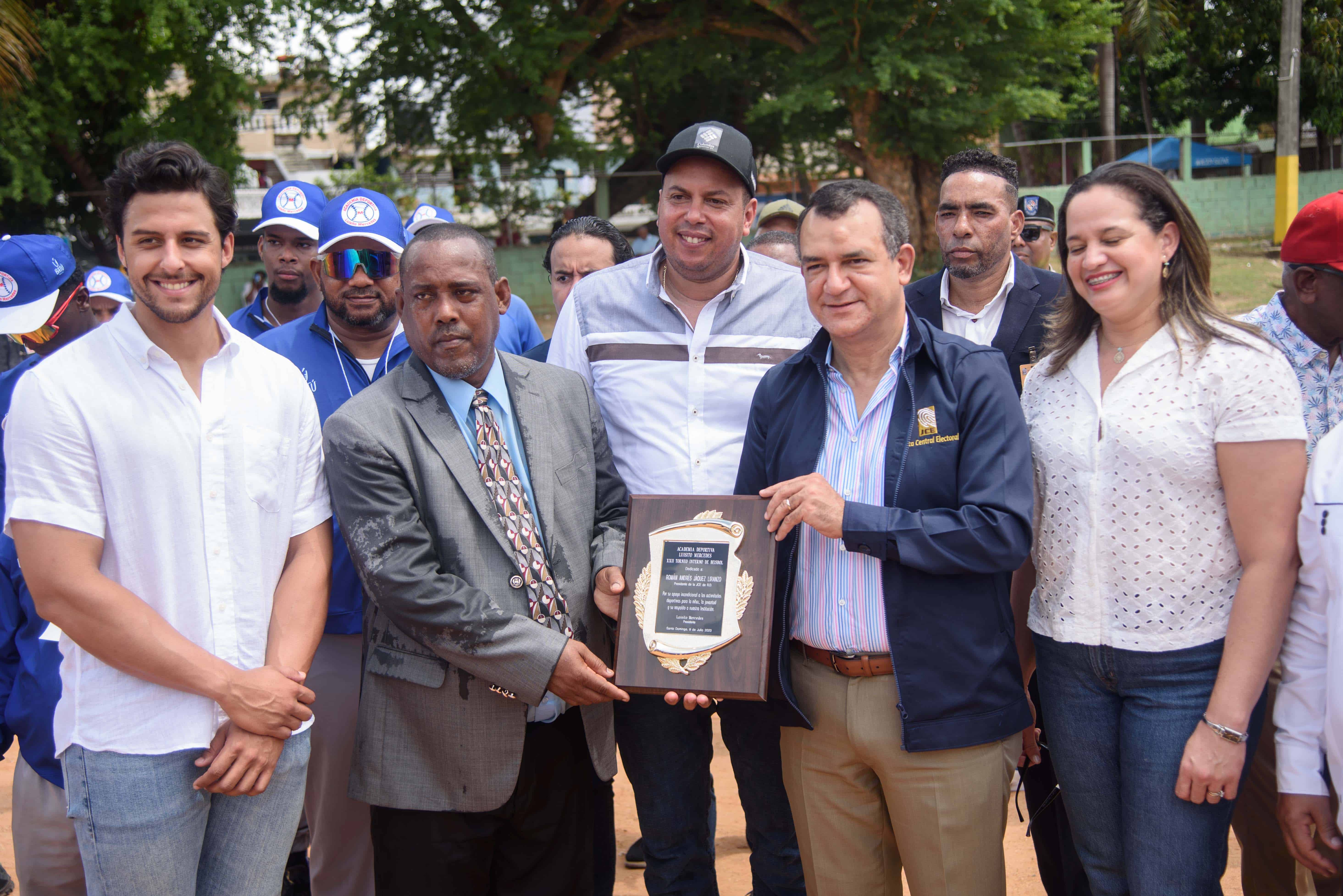 El presidente de la Junta recibe un reconocimiento por su apoyo al deporte.