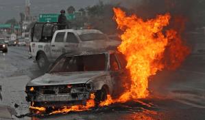 Violencia al norte de México deja tres calcinados al interior de un vehículo