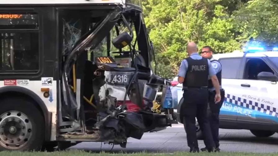 Un muerto y 15 heridos tras un vehículo estrellarse contra un autobús en Chicago