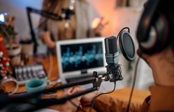 La desinformación llega a millones de estadounidenses a través de los pódcast