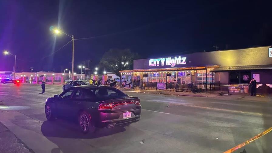 Policía detiene a un hombre y busca a otro por tiroteo en club nocturno de Kansas