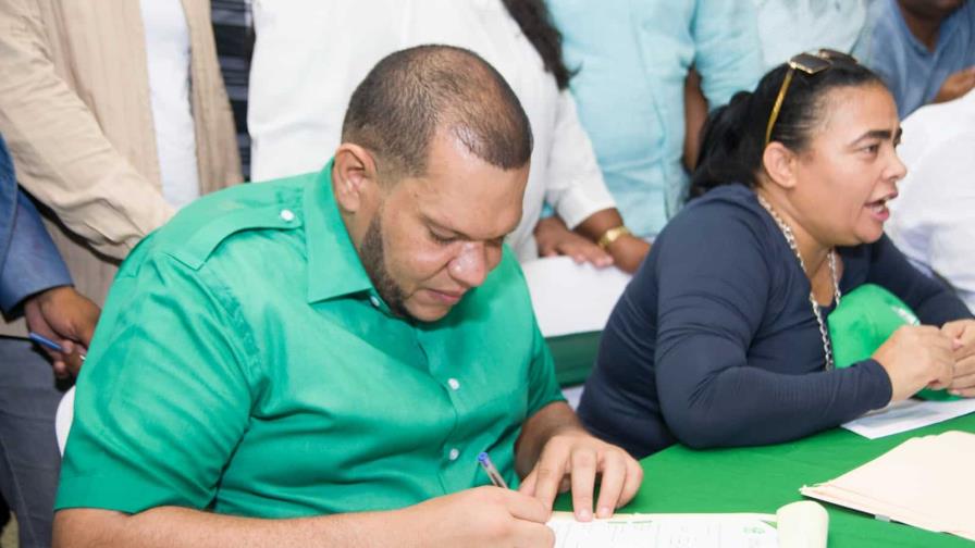 Carlos Guzmán inscribe precandidatura a Alcaldía de Santo Domingo Norte