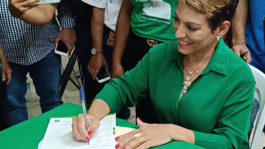 Comunicadora Julieta Tejada inscribe precandidatura a diputada en Espaillat por la FP