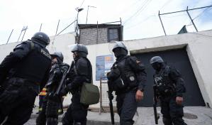 Diecisiete trabajadores penitenciarios siguen retenidos en cárcel de Ecuador