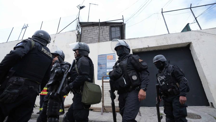 Diecisiete trabajadores penitenciarios siguen retenidos en cárcel de Ecuador