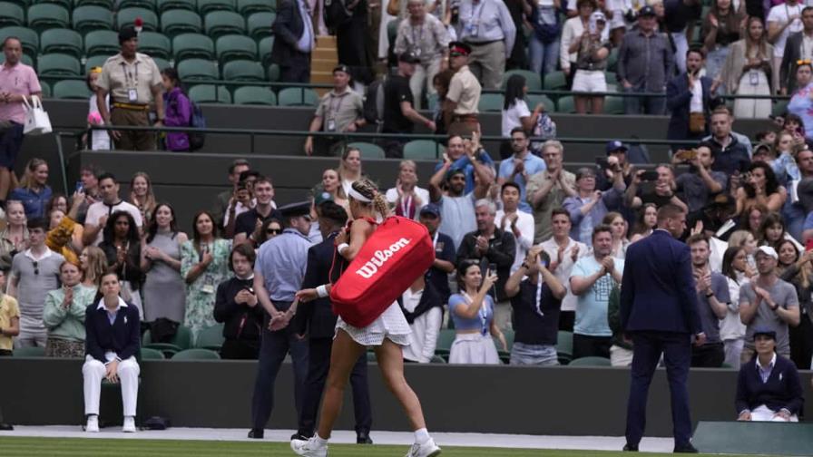 Wimbledon no se entrometerá en política de saludo entre jugadores, pese a abucheos