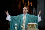 Arzobispo argentino allegado al papa admite errores en el manejo del caso de cura acusado de abusos