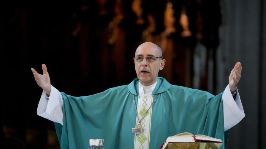 Arzobispo argentino allegado al papa admite errores en el manejo del caso de cura acusado de abusos