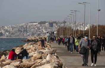 Más sombras y agua gratuita en Grecia para turistas por ola de calor