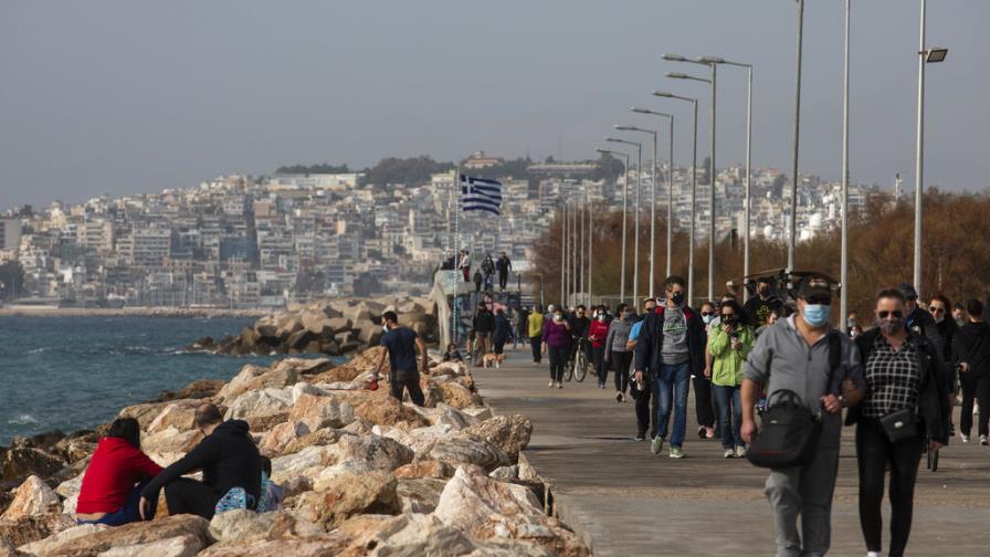 Más sombras y agua gratuita en Grecia para turistas por ola de calor