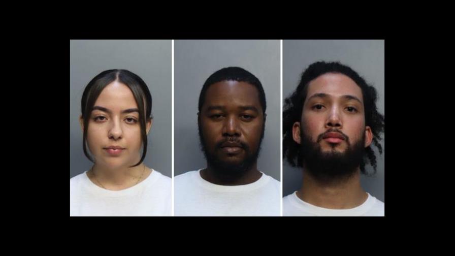 Tres agentes arrestados en el Aeropuerto Internacional de Miami por robar a los pasajeros