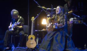 Natalia Lafourcade: una flor enciende las Noches del Botánico en Madrid