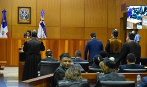 Tribunal declara en rebeldía y ordena el arresto de acusada en caso Coral y Coral 5G