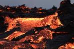Curiosos acuden a un volcán islandés a ver lava tan naranja como el sol Curiosos acuden a un volcán islandés a ver lava tan naranja como el sol