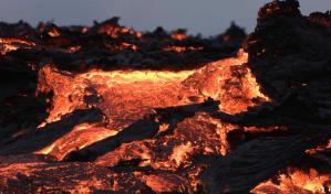 Curiosos acuden a un volcán islandés a ver lava tan naranja como el sol