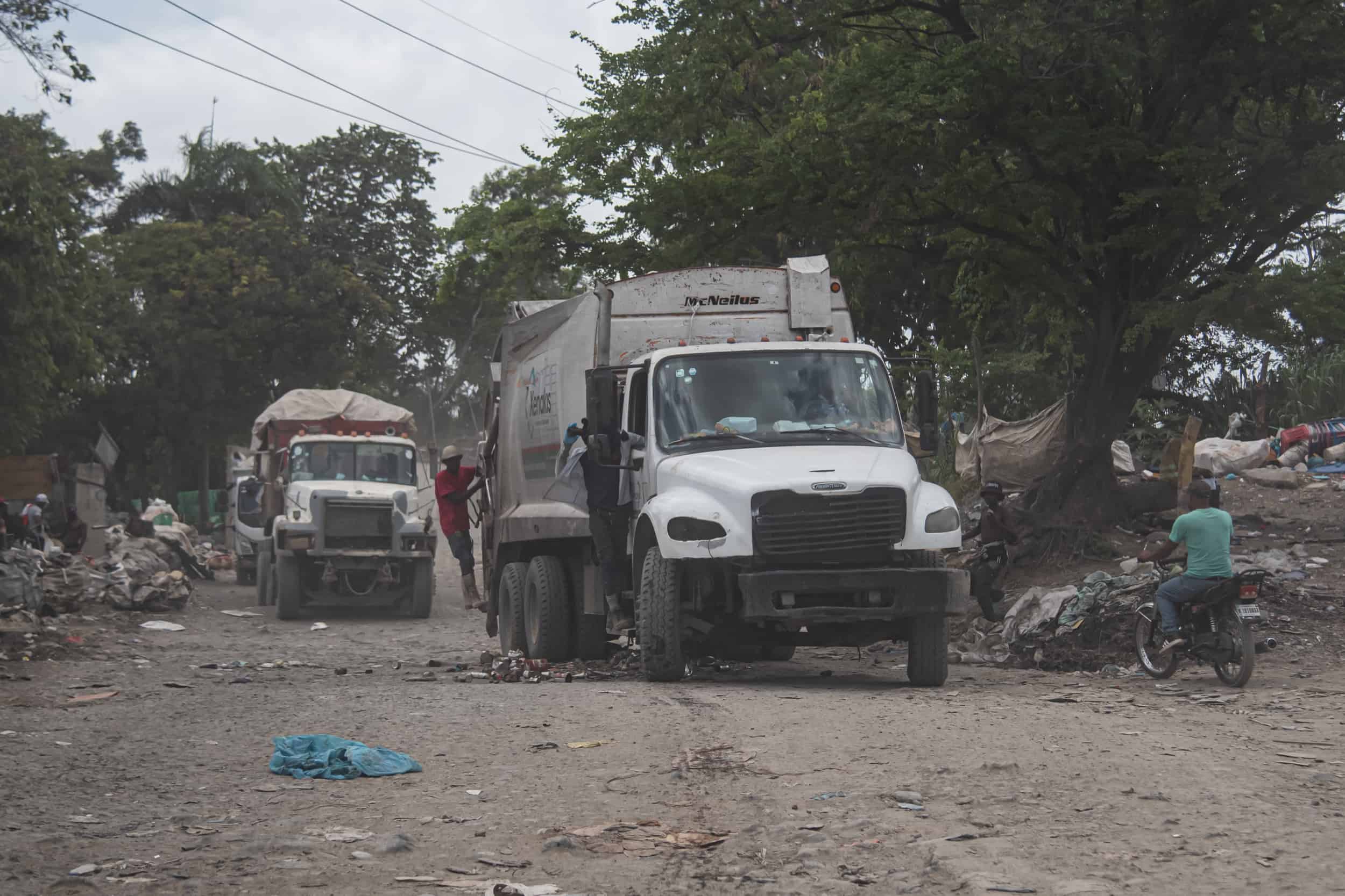 En algunos tramos de la carretera Los Casabes estan en muy mla condiones.