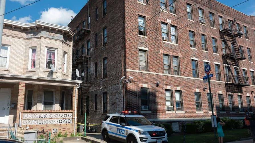 Niño de 4 años muere al caer desde la ventana de un cuarto piso en Brooklyn