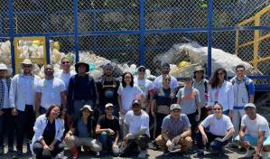 J&oacute;venes recogen desechos s&oacute;lidos alrededor del R&iacute;o Yaque del Norte