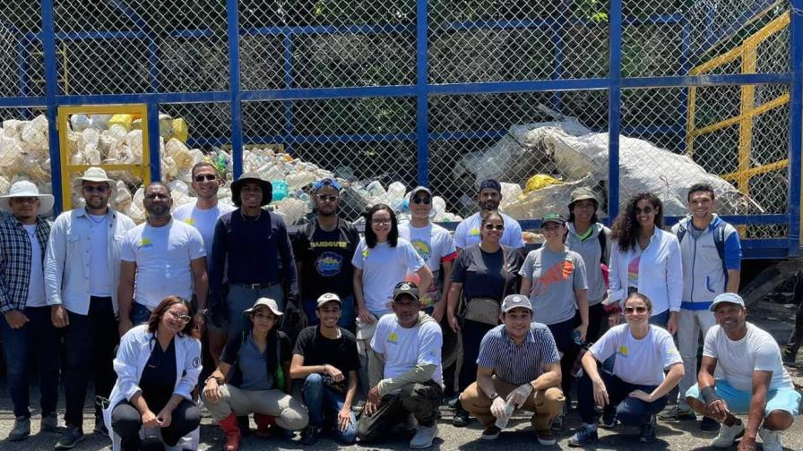 Jóvenes recogen desechos sólidos alrededor del Río Yaque del Norte