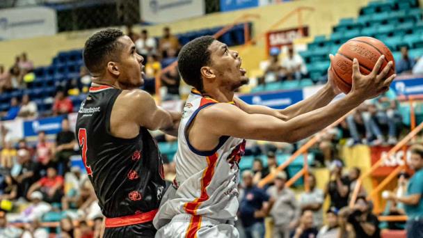 Reales reaccionan y vencen a Leones en el primero de la semifinal de la LNB