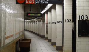 Pervertido se masturba frente a mujer en estación de tren de Manhattan