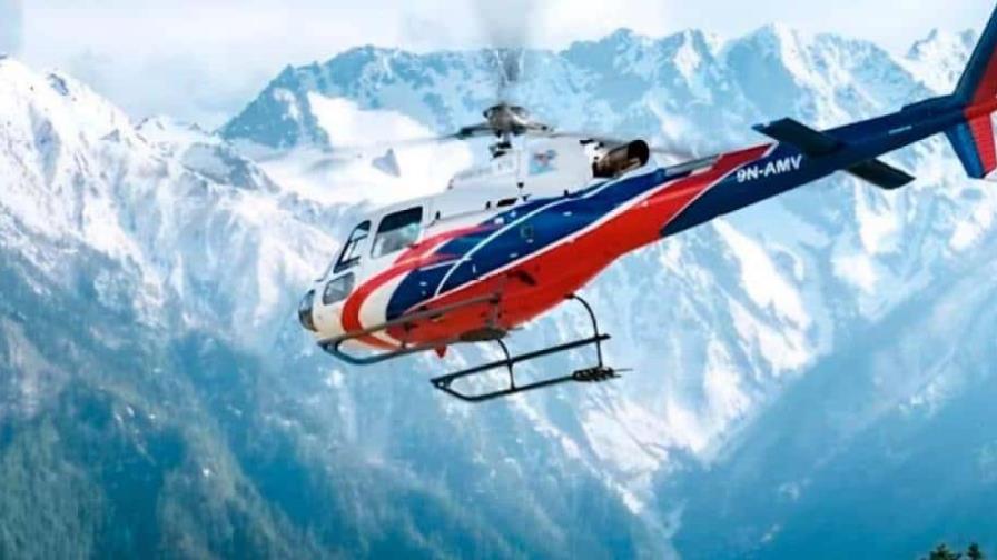 Mueren cinco turistas mexicanos y su piloto en accidente de helicóptero en Nepal