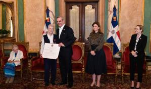 Abinader otorga condecoraciones a misioneras canadienses en el país