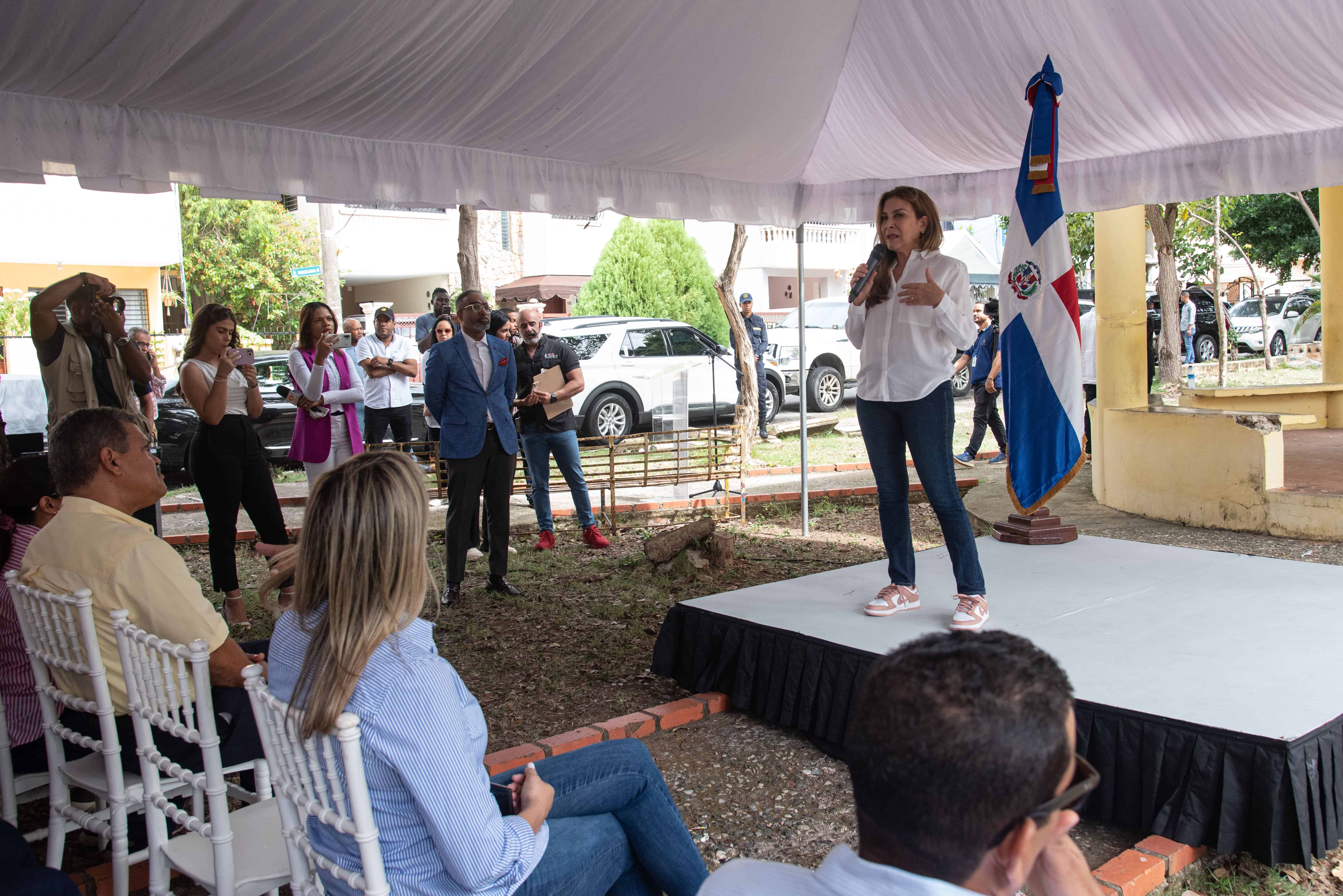 La alcaldesa habla durante el acto.