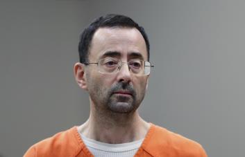 Preso dice que apuñaló a Larry Nassar por comentarios lascivos en la cárcel