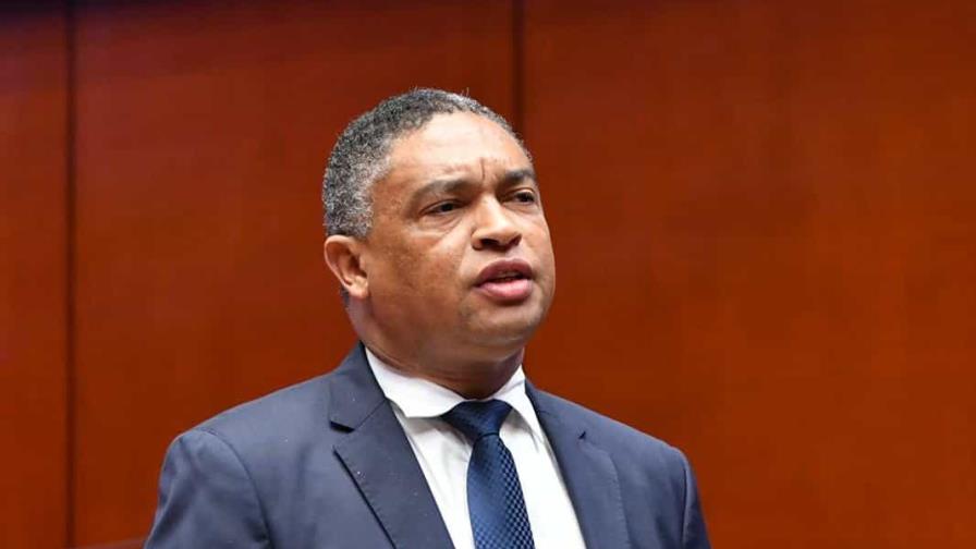 Senadores de la oposición ven como improvisación el cambio de color a uniforme de la Policía