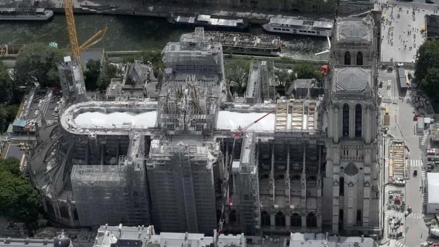 Enormes vigas son llevadas a la catedral de Notre Dame para la reconstrucción de su techo