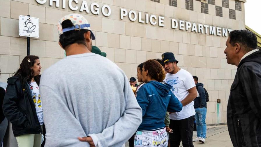 Jefe de Policía de Chicago urge vivienda permanente para migrantes alojados en comisarías