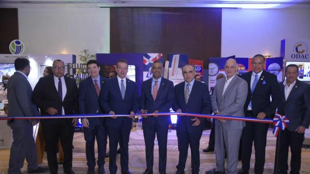 Ministro de Industria presenta directorio de servicios gubernamentales