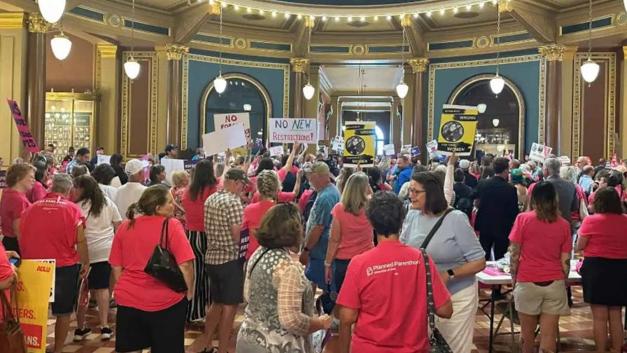 El estado de Iowa prohíbe la mayoría de abortos a partir de las 6 semanas