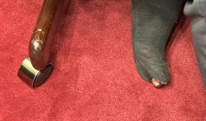 Captan a diputado sin zapatos y con media rota en medio de sesión