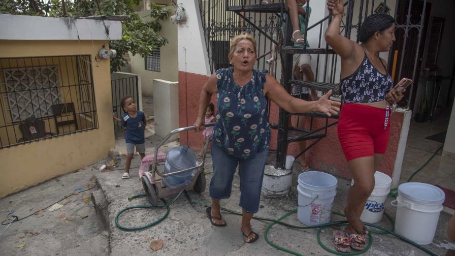 Denuncian que tienen tres meses sin agua potable en el barrio Libertador de Herrera 